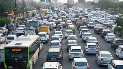 View of heavy traffic jam on the route from Noida to Kalindi Kunj, Faridabad and Kalindi Kunj to Noida (Sunil Ghosh / Hindustan Times) View of heavy traffic jam on the route from Noida to Kalindi Kunj, Faridabad and Kalindi Kunj to Noida (Sunil Ghosh / Hindustan Times)