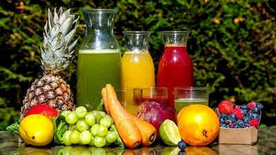 Dr. Vatsya warns that fruit juices may pose health risks, including obesity and diabetes. (Unsplash) Dr. Vatsya warns that fruit juices may pose health risks, including obesity and diabetes. (Unsplash)