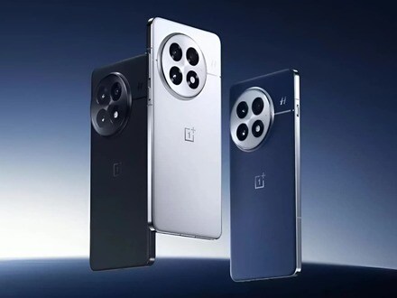 OnePlus 13-এ ১২,২৫০ টাকার বাম্পার ছাড়: OnePlus 13 সিরিজের টপ-এন্ড মডেল অর্থাৎ OnePlus 13 এখন সেলে এযাবৎকালের সবচেয়ে বড় ডিসকাউন্টে পাওয়া যাচ্ছে। এই প্রিমিয়াম ফোনটি তার লঞ্চের দাম থেকে সরাসরি ৮,০০০ টাকা সস্তায় মিলছে। যেখানে আগে এর দাম ছিল ৬৯,৯৯৯ টাকা। এখন তা মাত্র ৬১,৯৯৯ টাকায় কেনা যাবে। এছাড়াও, গ্রাহকরা ব্যাঙ্ক অফারের অধীনে ৪,২৫০ টাকা পর্যন্ত অতিরিক্ত ডিসকাউন্টও পেতে পারেন। যার ফলে মোট ১২,২৫০ টাকার সরাসরি ছাড় পাওয়া যাবে।