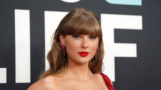 A clip from Taylor Swift's Eras Tour documentary went viral as a post claimed she wore a $22.5k Cartier necklace while working out. (Photo by Jordan Strauss/Invision/AP, File) (Jordan Strauss/Invision/AP)