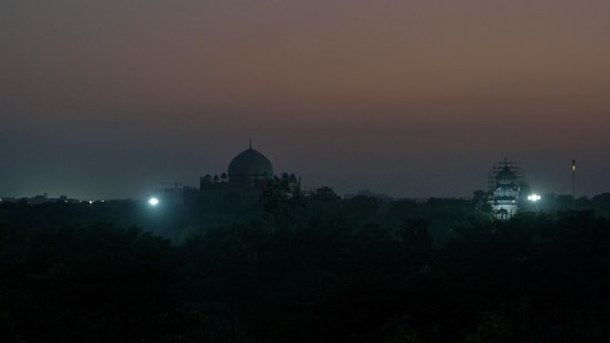 A thick blanket of smog shrouds Humayun’s Tomb amid rising pollution levels, in New Delhi.(Sanjeev Verma/ Hindustan Times)