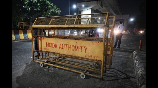 Traffic police have placed barricades near GIP Mall restricting the movement of autos and e-rickshaws (Sunil Ghosh/ Hindustan Times)