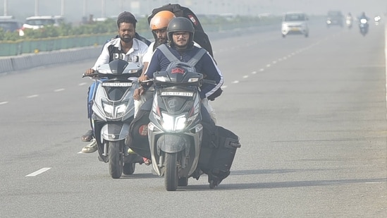 Thick smog blankets Ghaziabad as pollution levels rise, with an AQI of 306 (very poor) recorded on Friday.(Sakib Ali / Hindustan Times)