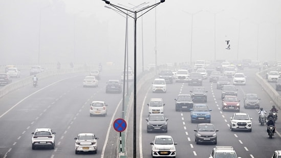 Commuters drive amid dense smog in New Delhi as pollution levels return to poor.(Arun Sankar / AFP)