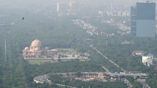 A view of skyscrapers covered in haze due to rising air pollution levels at Noida's sector 94.(Sunil Ghosh / Hindustan Times)