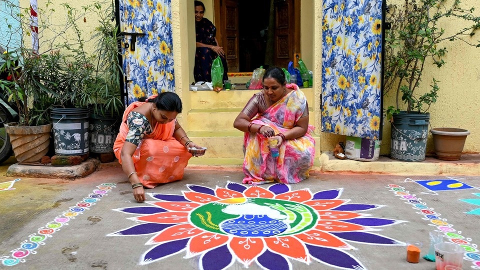 <p>మీరు కూడా ధన త్రయోదశి, దీపావళికి ఇంటిని అందంగా మార్చాలనుకుంటే, అందమైన ముగ్గులు గొప్ప మార్గం. మీకు ఖరీదైన రంగులు లేదా కష్టమైన డిజైన్లు అవసరం లేదు, కొద్దిగా సృజనాత్మకత మరియు సాధారణ ఆలోచనలతో, మీరు అందరి హృదయాన్ని గెలుచుకునే అందమైన రంగోలిని మీ ఇంట్లో వెయ్యచ్చు.</p>(AFP)