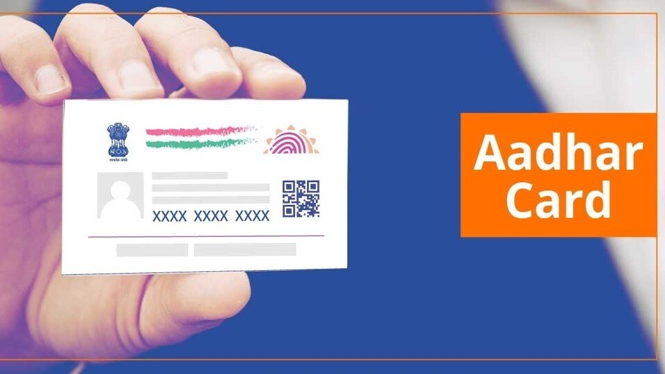 OTP ছাড়া Aadhaar মোবাইল নম্বর আপডেট করার প্রক্রিয়া দেখে নিন। প্রথমত, এই প্রক্রিয়াটি অনলাইনে নয়, বরং অফলাইন কেন্দ্র বা এনরোলমেন্ট সেন্টারে (Enrollment Center) গিয়ে করতে হবে। UIDAI-এর ওয়েবসাইটে স্পষ্টভাবে লেখা আছে যে আপনার কাছে পুরনো (রেজিস্টার্ড) নম্বর না থাকলে মোবাইল নম্বর অনলাইনে আপডেট করা সম্ভব নয়।