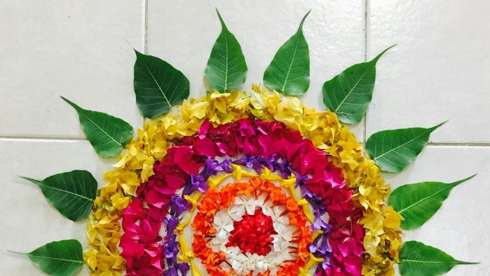 <p>ఇలా కూడా ఇంట్లో పువ్వులను, ఆకులను పేర్చి వేసుకోవచ్చు. ఈజీగా ఉంటుంది. తక్కువ టైంలోనే అయిపోతుంది కూడా. గుండ్రని ఆకారంలో తయారు చేసుకుంటూ వెళ్ళాలి, రంగులతో అలంకరించవచ్చు. ఇది ఎంతో ఆకర్షణీయంగా కనిపిస్తుంది మరియు ఇంటి ప్రధాన ద్వారంపై శుభప్రభావాన్ని చూపుతుంది.</p>