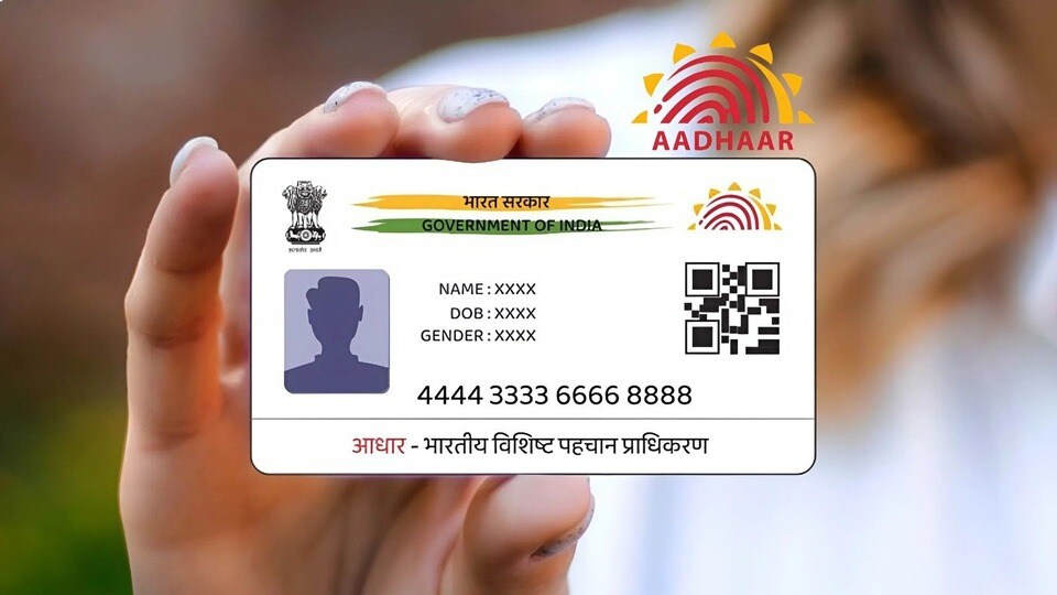 কয়েকটি জরুরি তথ্য মাথায় রাখবেন: প্রথমে 'অনলাইন সেন্টার লোকেটার' পরিষেবা ব্যবহার করে কাছাকাছি থাকা আধার এনরোলমেন্ট/সেবা কেন্দ্র খুঁজে নিন। ফর্ম পূরণ করার সময় নতুন মোবাইল নম্বরটি সাবধানে লিখুন। যদি URN দিয়ে স্ট্যাটাস চেক করার পরও কয়েকদিন ধরে আপডেট না হয়, তাহলে সংশ্লিষ্ট কেন্দ্রে যোগাযোগ করুন। আপডেট সম্পূর্ণ হওয়ার পর OTP পরিষেবা চালু হতে এক থেকে দু'দিনের মধ্যে সময় লাগতে পারে।