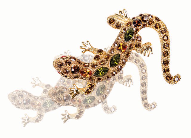 Pin brooches on a dupatta, a sari, a bag, or wear it over your pocket square. (SHUTTERSTOCK) Pin brooches on a dupatta, a sari, a bag, or wear it over your pocket square. (SHUTTERSTOCK)
