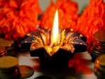 <p>యమ దీపం: వాస్తు ప్రకారం, ధంతేరాస్ సాయంత్రం యమరాజుకు దీపారాధన చేయడం వల్ల భయం మరియు ప్రమాదం నుండి దూరంగా ఉండచ్చు. ప్రధాన ద్వారానికి వెలుపల 14 దీపాలు వెలిగించండి. 'ఓం యమాయ నమః' మంత్రాన్ని పఠించండి. నువ్వుల నూనెతో దీపారాధన చేస్తే మంచిది. ఇది ఇంట్లో సంతోషం మరియు శాంతిని అందిస్తుంది.</p>