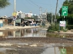 Gurugram residents say broken roads and blocked sewage lines have turned Sectors 37C-D into a daily hazard for commuters. (HT Photo) Gurugram residents say broken roads and blocked sewage lines have turned Sectors 37C-D into a daily hazard for commuters. (HT Photo)