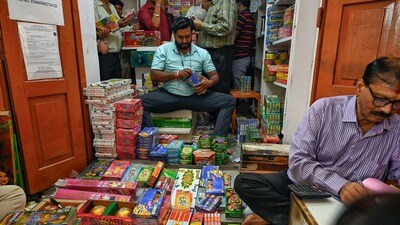 దీపావళి కాలుష్యం నుంచి రక్షణ: నిపుణుల చిట్కాలు (Vipin Kumar ) దీపావళి కాలుష్యం నుంచి రక్షణ: నిపుణుల చిట్కాలు (Vipin Kumar )