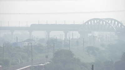 A metro wades through thick blankets of smog in Ghaziabad on Friday as pollution levels soar in Delhi-NCR. ( Sakib Ali/Hindustan Times)