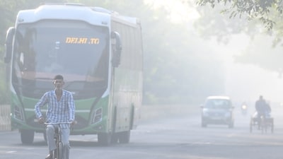 Vehicles wade through a foggy road in Delhi as AQI soars in Delhi-NCR, this year even before Diwali and the onset of winters. (Sunil Ghosh/Hindustan Times) Vehicles wade through a foggy road in Delhi as AQI soars in Delhi-NCR, this year even before Diwali and the onset of winters. (Sunil Ghosh/Hindustan Times)