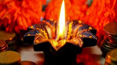<p>యమ దీపం: వాస్తు ప్రకారం, ధంతేరాస్ సాయంత్రం యమరాజుకు దీపారాధన చేయడం వల్ల భయం మరియు ప్రమాదం నుండి దూరంగా ఉండచ్చు. ప్రధాన ద్వారానికి వెలుపల 14 దీపాలు వెలిగించండి.  'ఓం యమాయ నమః' మంత్రాన్ని పఠించండి. నువ్వుల నూనెతో దీపారాధన చేస్తే మంచిది. ఇది ఇంట్లో సంతోషం మరియు శాంతిని అందిస్తుంది.</p> 