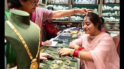 About 42 kg gold worth ₹55.61 crore was sold in the market during the day, which was less than 52kg gold worth ₹42.12 crore last Dhanteras (HT Photo) About 42 kg gold worth ₹55.61 crore was sold in the market during the day, which was less than 52kg gold worth ₹42.12 crore last Dhanteras (HT Photo)