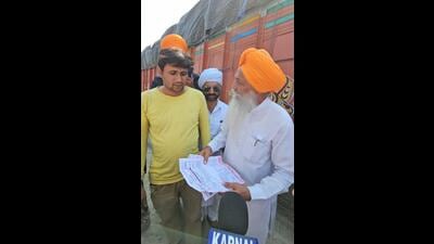 Farmer leader Gurnam Singh Charuni and members of his union on Saturday stopped several trucks carrying paddy from Uttar Pradesh at the Haryana-UP border near Mangloura village on the Karnal–Shamli highway. (HT) Farmer leader Gurnam Singh Charuni and members of his union on Saturday stopped several trucks carrying paddy from Uttar Pradesh at the Haryana-UP border near Mangloura village on the Karnal–Shamli highway. (HT)