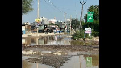 Gurugram residents say broken roads and blocked sewage lines have turned Sectors 37C-D into a daily hazard for commuters. (HT Photo) Gurugram residents say broken roads and blocked sewage lines have turned Sectors 37C-D into a daily hazard for commuters. (HT Photo)
