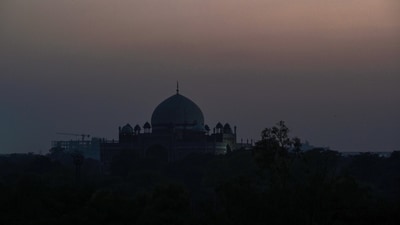 A thick blanket of smog covers Humayun’s Tomb on Thursday amid rising pollution levels in Delhi-NCR. (Sanjeev Verma/Hindustan Times) A thick blanket of smog covers Humayun’s Tomb on Thursday amid rising pollution levels in Delhi-NCR. (Sanjeev Verma/Hindustan Times)