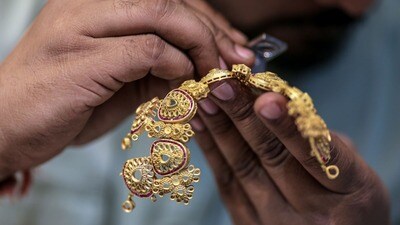<p>విజయవాడలో 10 గ్రాముల పసిడి (22క్యారెట్లు) ధర రూ. 1,21,745 ఉంది. 24 క్యారెట్ల గోల్డ్ ప్రైజ్ రూ. 1,32,815గా ఉంది. కేజీ వెండి ధర రూ. 2,07,000గా ఉంది.</p> (Bloomberg) <p>విజయవాడలో 10 గ్రాముల పసిడి (22క్యారెట్లు) ధర రూ. 1,21,745 ఉంది. 24 క్యారెట్ల గోల్డ్ ప్రైజ్ రూ. 1,32,815గా ఉంది. కేజీ వెండి ధర రూ. 2,07,000గా ఉంది.</p> (Bloomberg)