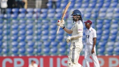 কেএল রাহুলও ভারতের অল-ফর্ম্যাট অধিনায়ক হয়েছেন। টিম ইন্ডিয়ার তারকা ব্যাটসম্যান কেএল রাহুলও তিনটি ফর্ম্যাটেই ভারতীয় দলের নেতৃত্ব দিয়েছেন। যদিও তা করার আগে তাঁকে ১৪৮টি ম্যাচে অধিনায়কত্ব করতে হয়েছিল। তবে বর্তমানে তিনি কোনও ফর্ম্যাটের অধিনায়ক হওয়ার দৌড়ে নেই। (ছবি সৌজন্যে পিটিআই) কেএল রাহুলও ভারতের অল-ফর্ম্যাট অধিনায়ক হয়েছেন। টিম ইন্ডিয়ার তারকা ব্যাটসম্যান কেএল রাহুলও তিনটি ফর্ম্যাটেই ভারতীয় দলের নেতৃত্ব দিয়েছেন। যদিও তা করার আগে তাঁকে ১৪৮টি ম্যাচে অধিনায়কত্ব করতে হয়েছিল। তবে বর্তমানে তিনি কোনও ফর্ম্যাটের অধিনায়ক হওয়ার দৌড়ে নেই। (ছবি সৌজন্যে পিটিআই)
