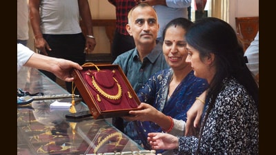 Residents purchasing gold ornaments on the occasion of Dhanteras on Saturday. (SANT ARORA/HT) Residents purchasing gold ornaments on the occasion of Dhanteras on Saturday. (SANT ARORA/HT)