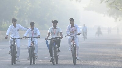 A group of boys cycle through dense smog as visibility drops air pollution levels surge in Delhi-NCR. (Sunil Ghosh/Hindustan Times) A group of boys cycle through dense smog as visibility drops air pollution levels surge in Delhi-NCR. (Sunil Ghosh/Hindustan Times)