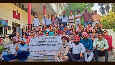 Teachers of government-aided schools protesting outside the mini secretariat in Ludhiana on Saturday. (HT Photo) Teachers of government-aided schools protesting outside the mini secretariat in Ludhiana on Saturday. (HT Photo)