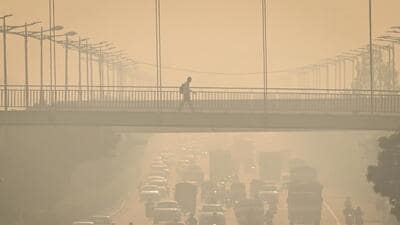 The 24-hour average AQI on Saturday was 268, continuing the worsening trend of readings of 254 and 245 recorded over the two days preceding it. (Sanchit Khanna/HT Photo) The 24-hour average AQI on Saturday was 268, continuing the worsening trend of readings of 254 and 245 recorded over the two days preceding it. (Sanchit Khanna/HT Photo)
