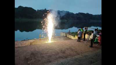 The tests, conducted from four distances, showed that several commonly sold firecrackers likely exceed legal noise limits when adjusted to the standard testing distance of four meters. (HT) The tests, conducted from four distances, showed that several commonly sold firecrackers likely exceed legal noise limits when adjusted to the standard testing distance of four meters. (HT)