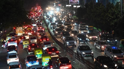 Commuters also faced traffic snarls in parts of Delhi as many people went out for shopping during the festive season in Delhi. (Arvind Yadav/HT Photo)