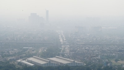 Skyscrapers in Noida stand shrouded in smog after air pollution levels surged in Delhi-NCR. (Sunil Ghosh/Hindustan Times) Skyscrapers in Noida stand shrouded in smog after air pollution levels surged in Delhi-NCR. (Sunil Ghosh/Hindustan Times)