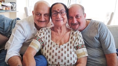 Anupam Kher with his mother Dulari Kher and younger brother-actor Raju Kher. Anupam Kher with his mother Dulari Kher and younger brother-actor Raju Kher.