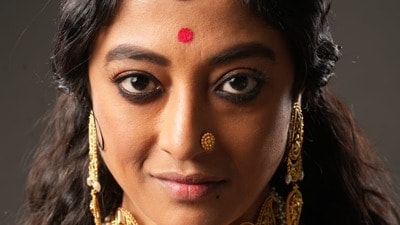 তবে এবার প্রকাশ্যে এল সিরিজের ট্রেলার। শুধু তাই নয়, জানা গেল কবে মুক্তি পাবে এই সিরিজ। কোন কোন চরিত্রে কে কে অভিনয় করছেন, সিরিজে তাঁদের লুক কেমন হতে চলেছে, সেটাও মোটামুটি স্পষ্ট এই নতুন ভিডিয়ো থেকে। তবে এবার প্রকাশ্যে এল সিরিজের ট্রেলার। শুধু তাই নয়, জানা গেল কবে মুক্তি পাবে এই সিরিজ। কোন কোন চরিত্রে কে কে অভিনয় করছেন, সিরিজে তাঁদের লুক কেমন হতে চলেছে, সেটাও মোটামুটি স্পষ্ট এই নতুন ভিডিয়ো থেকে।