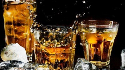 <p>ఇవాళ్టితో గడువు ముగుస్తుండటంతో భారీ సంఖ్యలో దరఖాస్తులు వస్తాయని ఎక్సైజ్ అధికారులు అంచనా వేస్తున్నారు. ఇక గత ఏడాది మద్యం దుకాణాల కోసం ఏకంగా 1.31 లక్షల దరఖాస్తులు రాగా… ఈసారి అనుకున్నంత స్థాయిలో మాత్రం స్పందన రాలేదని తెలుస్తోంది. దరఖాస్తు ఫీజు(రూ. 2 లక్షల నుంచి రూ. 3 లక్షలకు) పెంపు నిర్ణయంపై దరఖాస్తులపై పడినట్లు తెలుస్తోంది. </p> <p>ఇవాళ్టితో గడువు ముగుస్తుండటంతో భారీ సంఖ్యలో దరఖాస్తులు వస్తాయని ఎక్సైజ్ అధికారులు అంచనా వేస్తున్నారు. ఇక గత ఏడాది మద్యం దుకాణాల కోసం ఏకంగా 1.31 లక్షల దరఖాస్తులు రాగా… ఈసారి అనుకున్నంత స్థాయిలో మాత్రం స్పందన రాలేదని తెలుస్తోంది. దరఖాస్తు ఫీజు(రూ. 2 లక్షల నుంచి రూ. 3 లక్షలకు) పెంపు నిర్ణయంపై దరఖాస్తులపై పడినట్లు తెలుస్తోంది. </p>