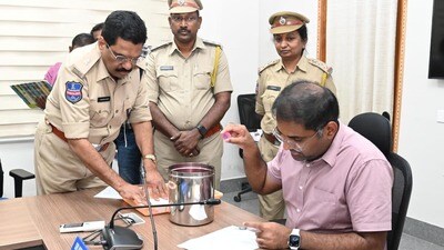 <p>దరఖాస్తుల ప్రక్రియ పూర్తి అయిన తర్వాత…. అక్టోబర్ 23న కొత్త <a href="https://telugu.hindustantimes.com/telangana/notification-issued-for-new-liquor-shops-in-telangana-121758790849457.html" target="_blank">మద్యం</a> షాపుల కేటాయింపునకు డ్రా తీస్తారు. డ్రా లో దుకాణాల లైసెన్స్ పొందిన వారు మొదటి విడత చెల్లింపు మొత్తాన్ని అక్టోబర్ 23 నుంచి చెల్లించాల్సి ఉంటుంది. ఈ గడువు అక్టోబర్ 24వ తేదీతో పూర్తవుతుంది. లైసెన్స్ ఫీజు మొత్తాన్ని 6 విడతలుగా చెల్లించుకోవచ్చు.</p> <p>దరఖాస్తుల ప్రక్రియ పూర్తి అయిన తర్వాత…. అక్టోబర్ 23న కొత్త <a href="https://telugu.hindustantimes.com/telangana/notification-issued-for-new-liquor-shops-in-telangana-121758790849457.html" target="_blank">మద్యం</a> షాపుల కేటాయింపునకు డ్రా తీస్తారు. డ్రా లో దుకాణాల లైసెన్స్ పొందిన వారు మొదటి విడత చెల్లింపు మొత్తాన్ని అక్టోబర్ 23 నుంచి చెల్లించాల్సి ఉంటుంది. ఈ గడువు అక్టోబర్ 24వ తేదీతో పూర్తవుతుంది. లైసెన్స్ ఫీజు మొత్తాన్ని 6 విడతలుగా చెల్లించుకోవచ్చు.</p>