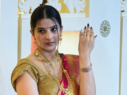 <p>బెంగళూరులో పసిడి ధరలు ఈ విధంగా ఉన్నాయి. 10 గ్రాముల పసిడి ధరలు వరుసగా రూ. 1,21,725- రూ. 1,32,795గా ఉన్నాయి. 100 గ్రాముల వెండి రేటు రూ. 19,590గాను.. కేజీ వెండి రేటు రూ. 1,95,900గాను కొనసాగుతున్నాయి.</p>