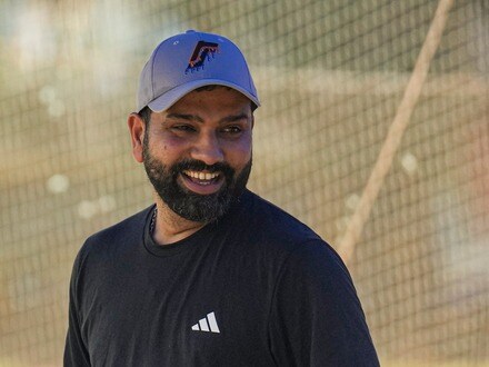 <p>'హిట్‌మ్యాన్'గా ప్రసిద్ధి చెందిన రోహిత్ శర్మ ఆదివారం (అక్టోబర్ 19)న ఇండియా వర్సెస్ ఆస్ట్రేలియా తొలి వన్డేలో మైదానంలోకి అడుగుపెట్టగానే ఓ అరుదైన క్లబ్‌లో చేరతాడు. అంతర్జాతీయ క్రికెట్‌లో 500 లేదా అంతకంటే ఎక్కువ మ్యాచ్‌లు ఆడిన ఐదో భారతీయుడిగా, ఓవరాల్‌గా 11వ ఆటగాడిగా నిలుస్తాడు. 38 ఏళ్ల రోహిత్ ఇప్పటివరకు 499 మ్యాచ్‌ల్లో 19700 పరుగులు చేశాడు. అతను 67 టెస్టులు, 273 వన్డేలు, 159 T20Iలు ఆడాడు. రోహిత్ కూడా టెస్ట్, టీ20 అంతర్జాతీయ క్రికెట్‌కు వీడ్కోలు పలికాడు.</p>