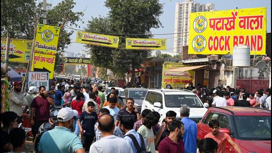Locals demand relocation of Gadoli cracker market, calling it a “ticking time bomb” amid rising traffic, smoke, and unregulated sales. (Parveen Kumar/HT)
