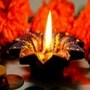 <p>యమ దీపం: వాస్తు ప్రకారం, ధంతేరాస్ సాయంత్రం యమరాజుకు దీపారాధన చేయడం వల్ల భయం మరియు ప్రమాదం నుండి దూరంగా ఉండచ్చు. ప్రధాన ద్వారానికి వెలుపల 14 దీపాలు వెలిగించండి.  'ఓం యమాయ నమః' మంత్రాన్ని పఠించండి. నువ్వుల నూనెతో దీపారాధన చేస్తే మంచిది. ఇది ఇంట్లో సంతోషం మరియు శాంతిని అందిస్తుంది.</p>
