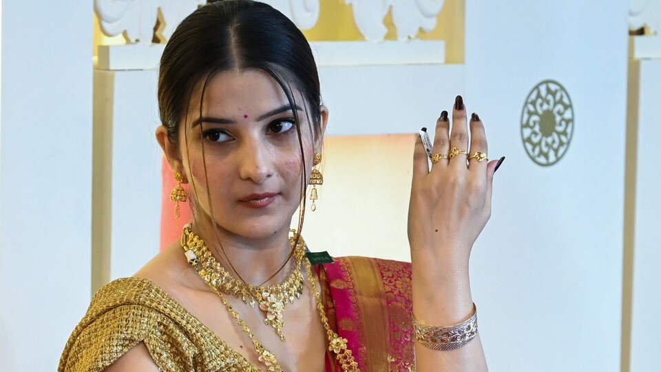 <p>బెంగళూరులో పసిడి ధరలు ఈ విధంగా ఉన్నాయి. 10 గ్రాముల పసిడి ధరలు వరుసగా రూ. 1,21,725- రూ. 1,32,795గా ఉన్నాయి. 100 గ్రాముల వెండి రేటు రూ. 19,590గాను.. కేజీ వెండి రేటు రూ. 1,95,900గాను కొనసాగుతున్నాయి.</p>(Jitender Gupta)