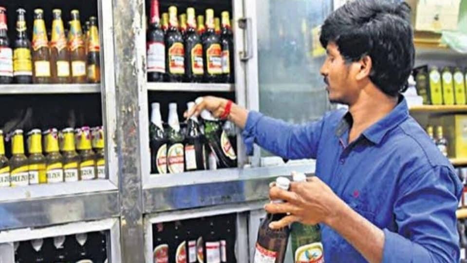 <p>గడువు సమయం దగ్గరపడుతున్న నేపథ్యంలో దరఖాస్తుల సంఖ్య భారీగా పెరుగుతోంది. గురువారం నాటికి సుమారు 25 వేల దరఖాస్తులు దాఖలు మాత్రమే వచ్చాయి. అంతే ఒక్క శుక్రవారం(అక్టోబర్ 18, 2025) 25 వేలకుపైగా దరఖాస్తులొచ్చాయి. దీంతో మొత్తం అప్లికేషన్ల సంఖ్య 50 వేలు దాటినట్లు ఎక్సైజ్ శాఖ వర్గాలు తెలిపాయి.</p>