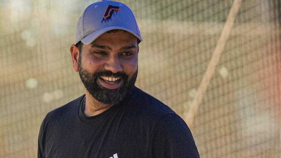 <p>'హిట్‌మ్యాన్'గా ప్రసిద్ధి చెందిన రోహిత్ శర్మ ఆదివారం (అక్టోబర్ 19)న ఇండియా వర్సెస్ ఆస్ట్రేలియా తొలి వన్డేలో మైదానంలోకి అడుగుపెట్టగానే ఓ అరుదైన క్లబ్‌లో చేరతాడు. అంతర్జాతీయ క్రికెట్‌లో 500 లేదా అంతకంటే ఎక్కువ మ్యాచ్‌లు ఆడిన ఐదో భారతీయుడిగా, ఓవరాల్‌గా 11వ ఆటగాడిగా నిలుస్తాడు. 38 ఏళ్ల రోహిత్ ఇప్పటివరకు 499 మ్యాచ్‌ల్లో 19700 పరుగులు చేశాడు. అతను 67 టెస్టులు, 273 వన్డేలు, 159 T20Iలు ఆడాడు. రోహిత్ కూడా టెస్ట్, టీ20 అంతర్జాతీయ క్రికెట్‌కు వీడ్కోలు పలికాడు.</p>(PTI)