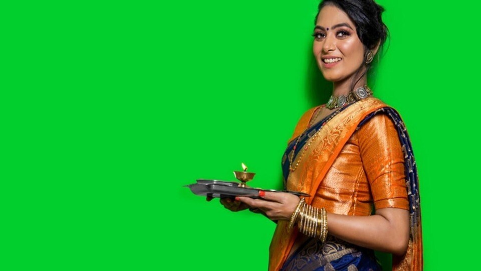 <p>ఈ తప్పులు చేయకండి - ఈరోజు సాయంత్రం గొడవలు, అప్పులు తీర్చడం లేదా జుట్టు కత్తిరించుకోవడం అశుభకరం. ఇంట్లో సానుకూల దృక్పథాన్ని ఉంచండి. విరిగిన పాత్రలు వంటివి లేకుండా చూసుకోండి. చెత్తను దక్షిణ దిక్కులో పారవేయవద్దు. మురికి దుస్తులు ధరించవద్దు. ఇలా చేస్తే లక్ష్మీ అనుగ్రహాన్ని పొందవచ్చు.</p>