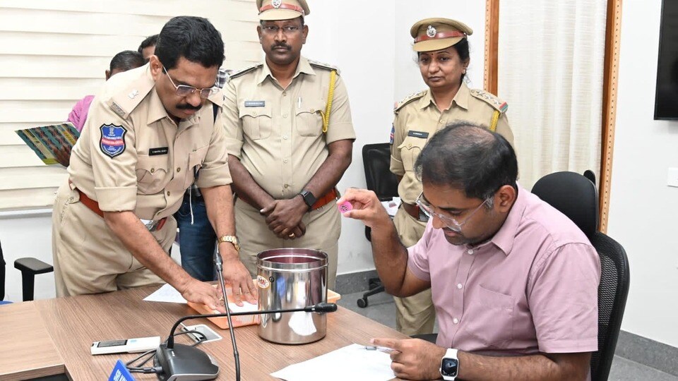 <p>దరఖాస్తుల ప్రక్రియ పూర్తి అయిన తర్వాత…. అక్టోబర్‌ 23న కొత్త <a href="https://telugu.hindustantimes.com/telangana/notification-issued-for-new-liquor-shops-in-telangana-121758790849457.html" target="_blank">మద్యం</a> షాపుల కేటాయింపునకు డ్రా తీస్తారు. డ్రా లో దుకాణాల లైసెన్స్ పొందిన వారు మొదటి విడత చెల్లింపు మొత్తాన్ని అక్టోబర్ 23 నుంచి చెల్లించాల్సి ఉంటుంది. ఈ గడువు అక్టోబర్ 24వ తేదీతో పూర్తవుతుంది. లైసెన్స్ ఫీజు మొత్తాన్ని 6 విడతలుగా చెల్లించుకోవచ్చు.</p>