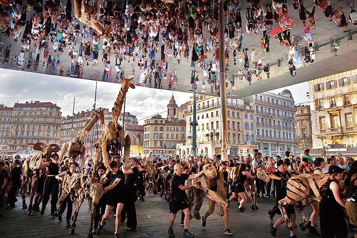 At a public square in Marseille. (Image: The Walk Productions / Didier Philispart) At a public square in Marseille. (Image: The Walk Productions / Didier Philispart)