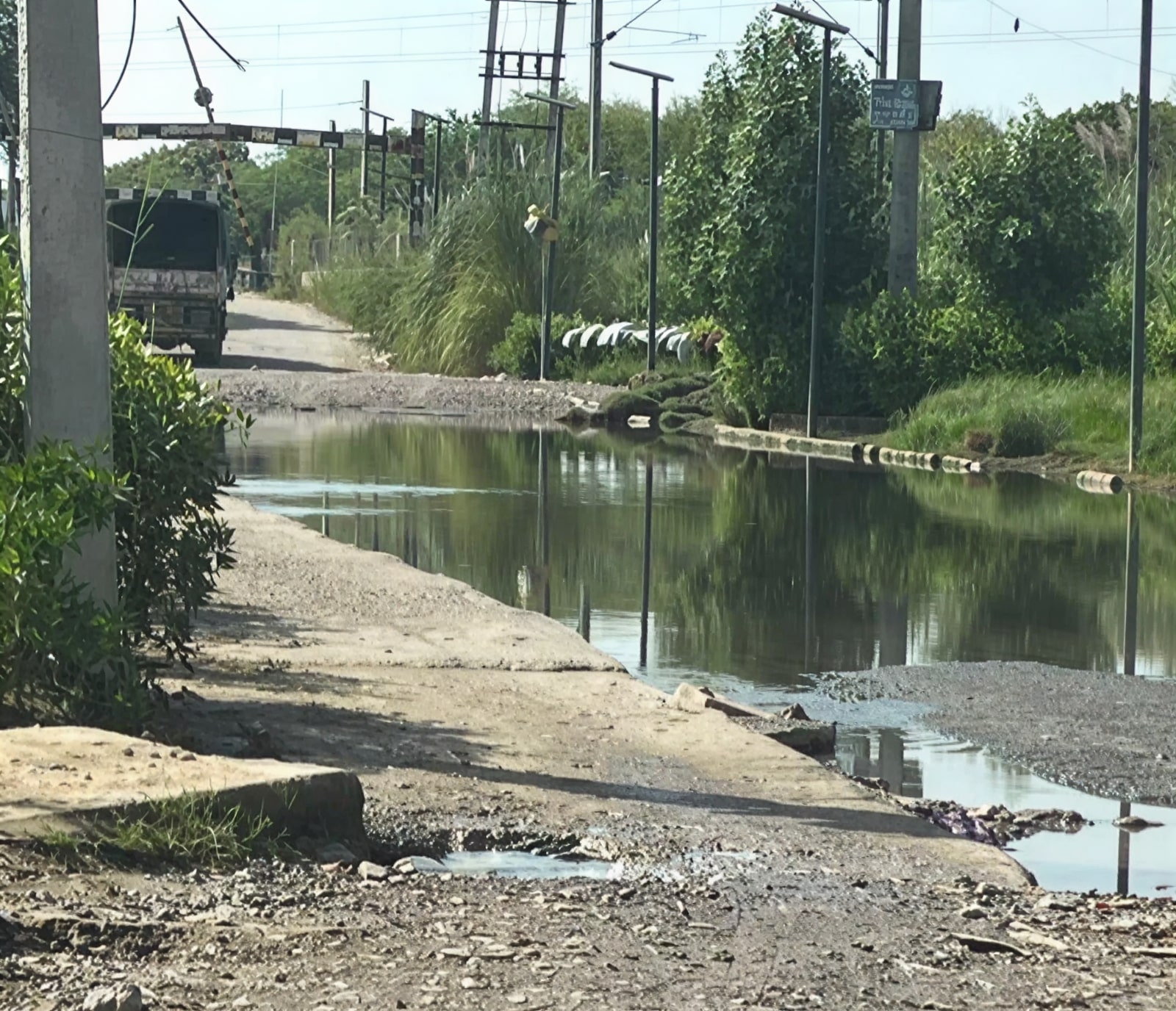 Residents question construction quality as Gurugram’s newly carpeted 37C-D road deteriorates within months of completion. (HT Photo) Residents question construction quality as Gurugram’s newly carpeted 37C-D road deteriorates within months of completion. (HT Photo)