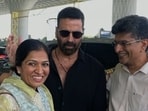 Akshay Kumar posed with his fans at the Mumbai airport. Akshay Kumar posed with his fans at the Mumbai airport.