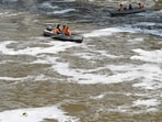Layer of froth seen in Yamuna near Kalindi Kunj. (Sunil Ghosh/HT Photo)